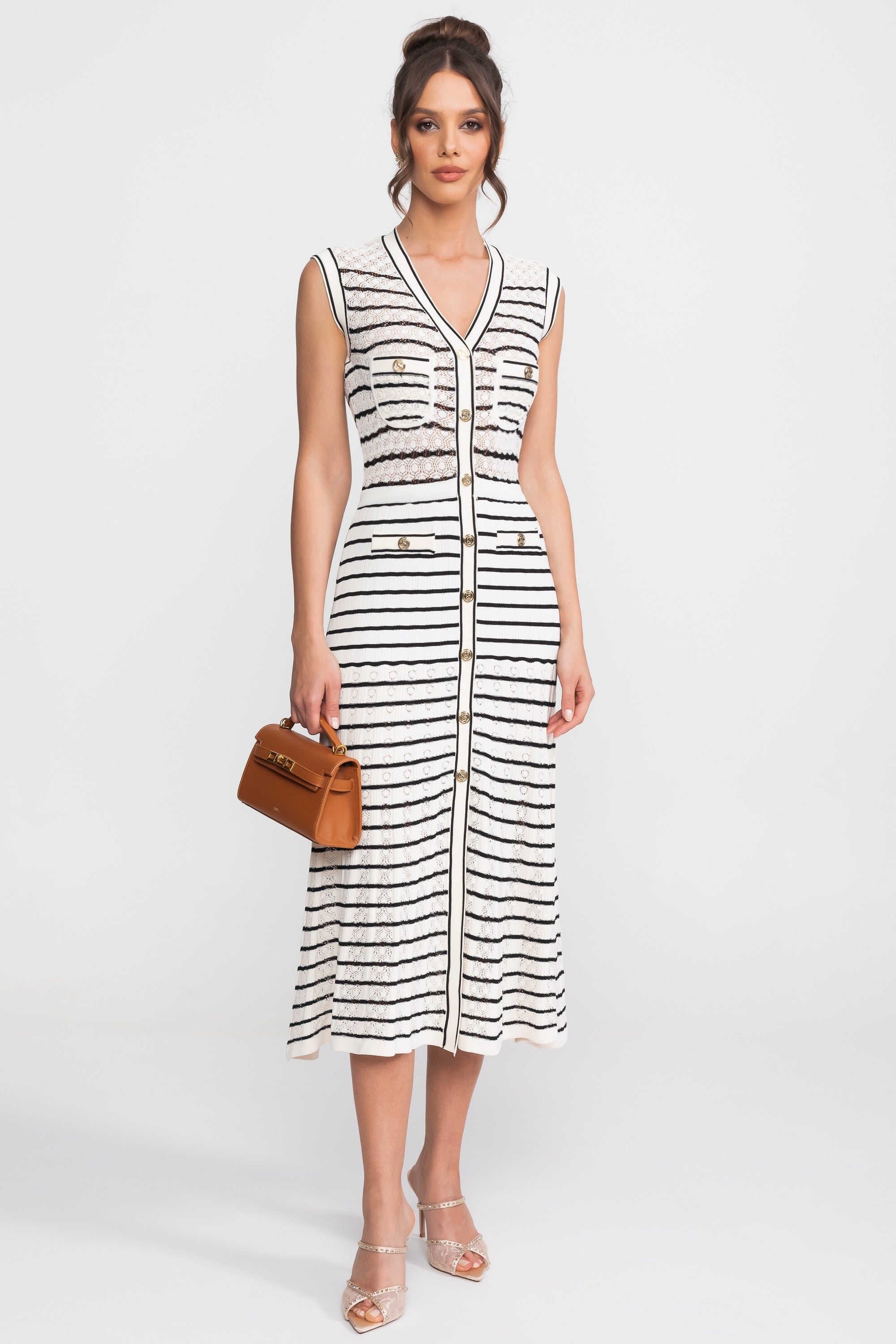 Sleeveless Knit Midi Dress With V-Neck And Gold Buttons - White/Black