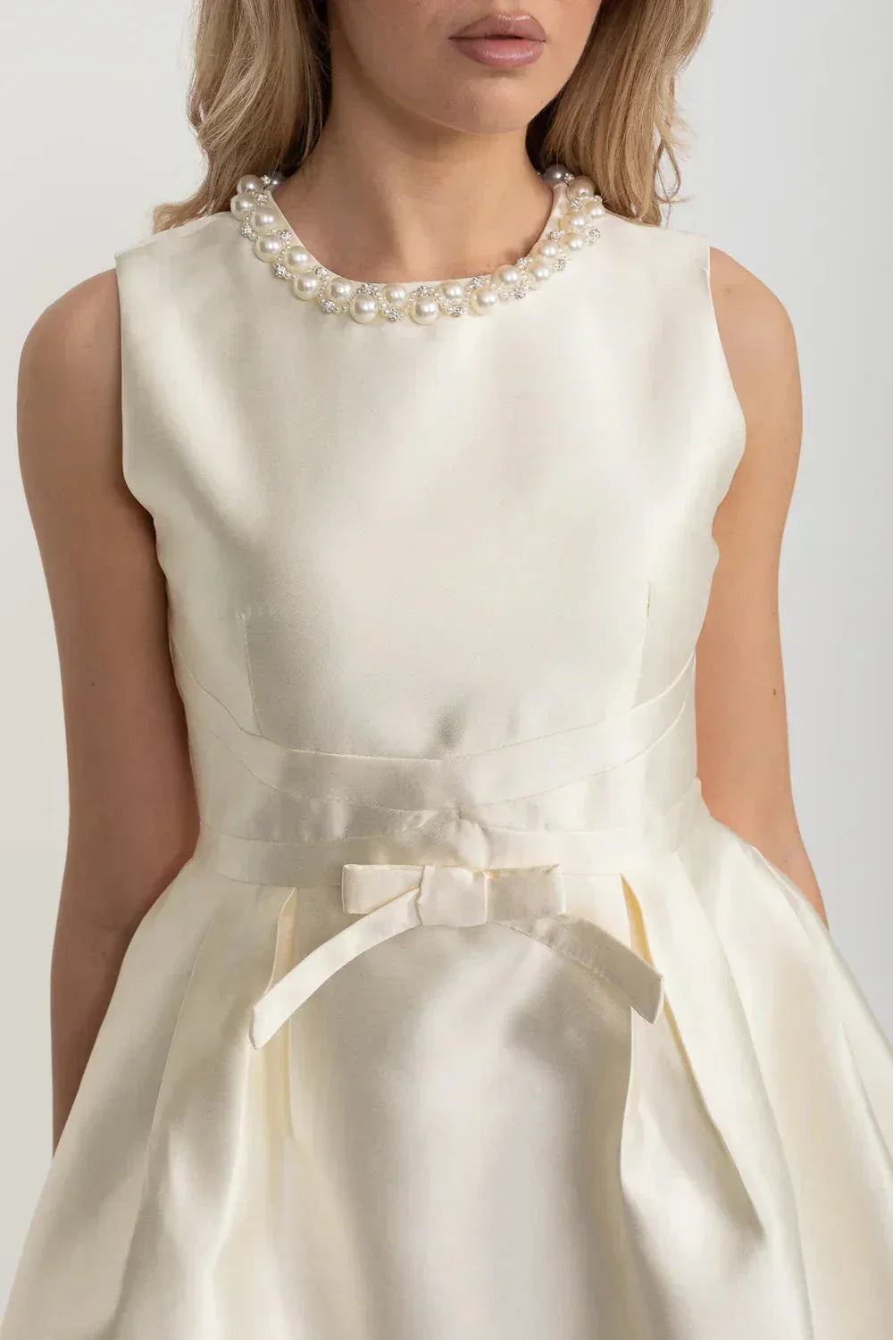 Fitted Dress With Embellished Round Neckline And Waistline Accent - Ivoire