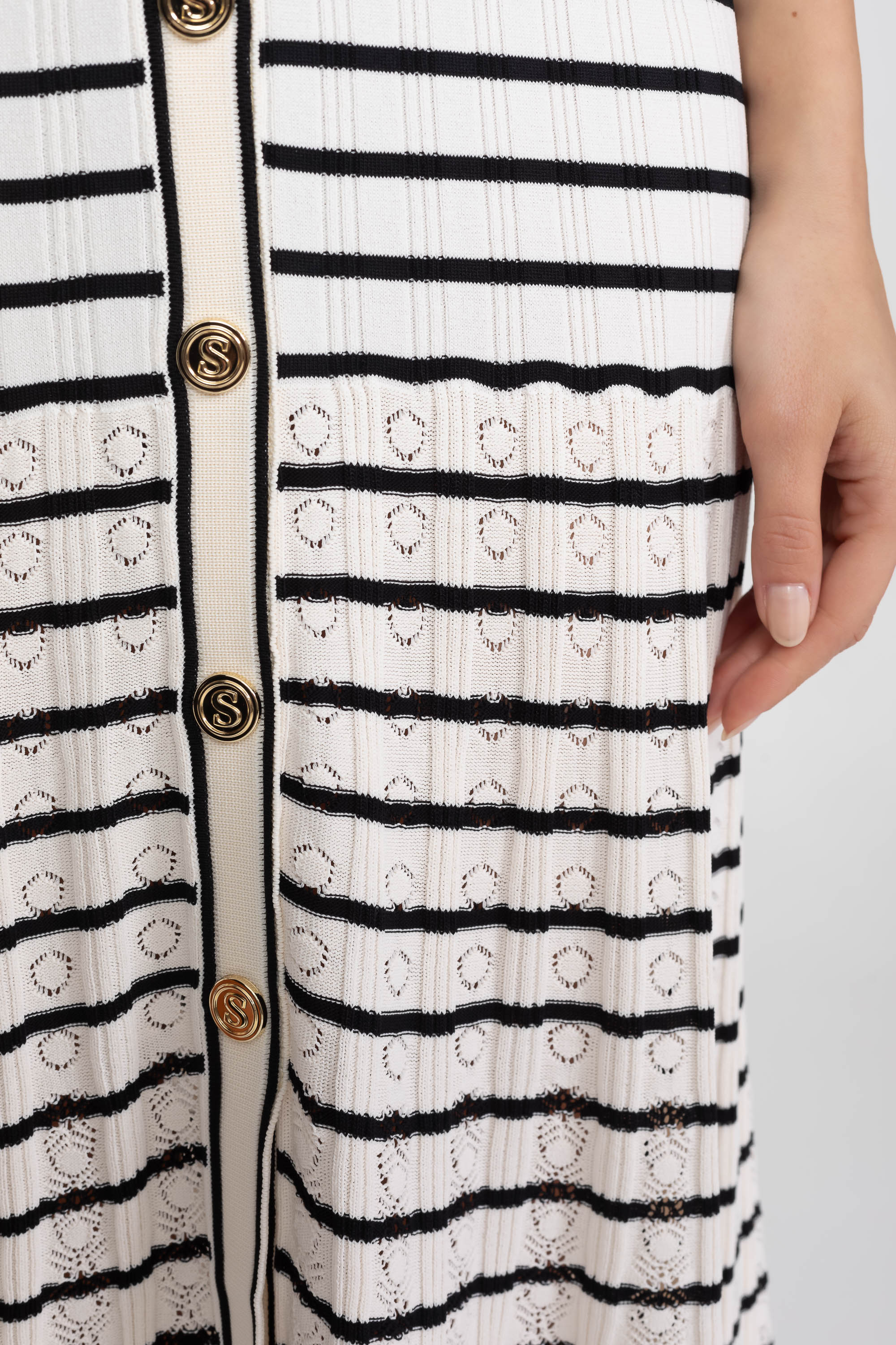 Sleeveless Knit Midi Dress With V-Neck And Gold Buttons - White/Black
