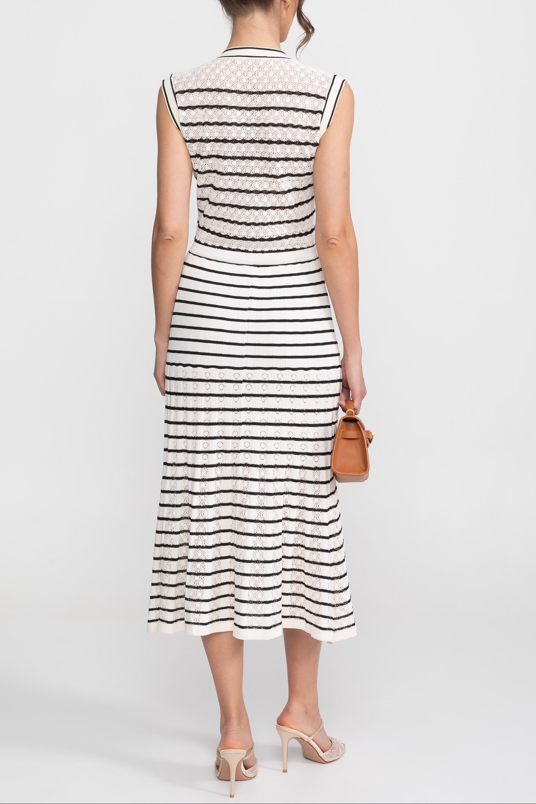Sleeveless Knit Midi Dress With V-Neck And Gold Buttons - White/Black