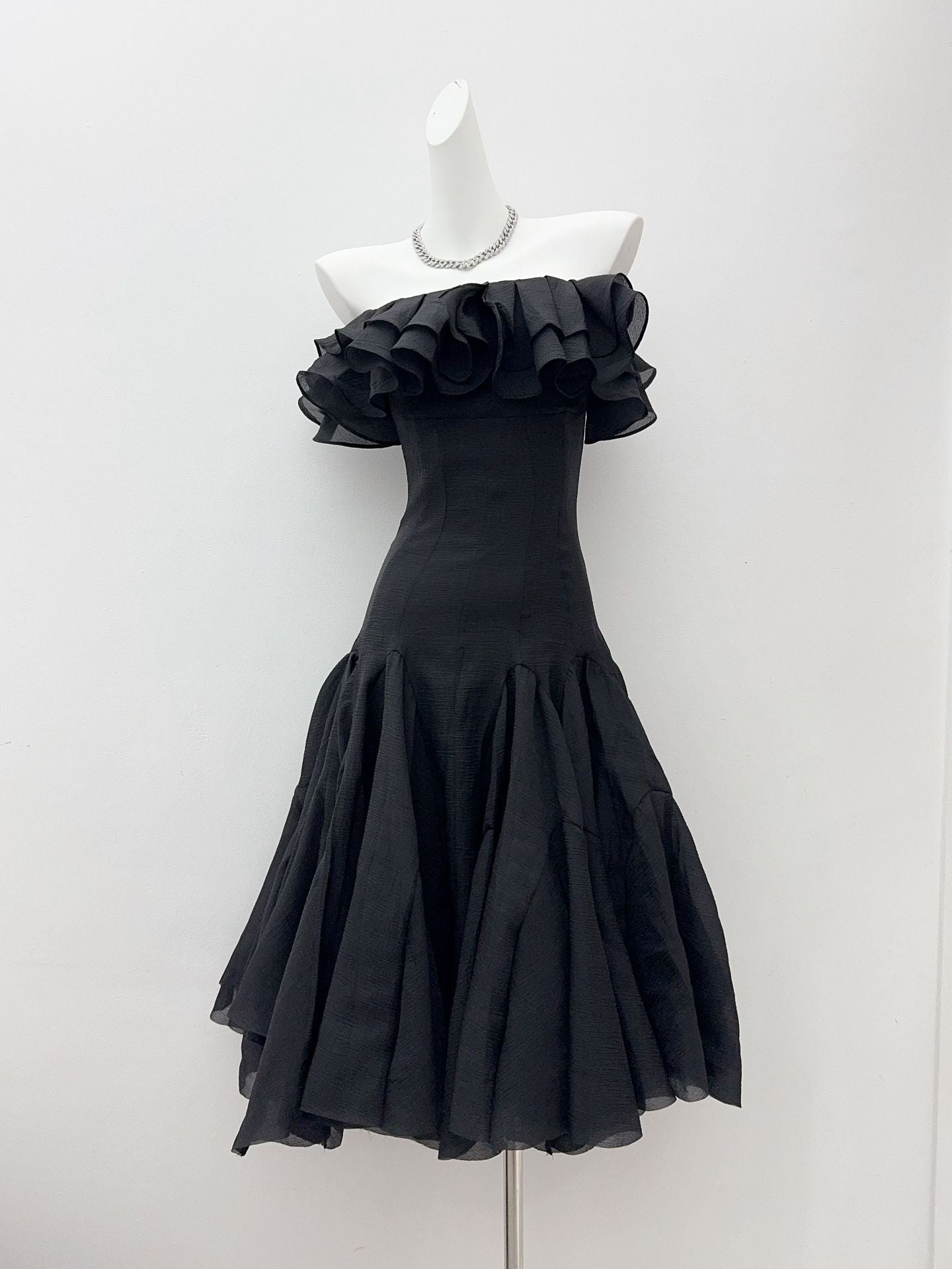 Off Shoulder Ruffle Midi Dress In black