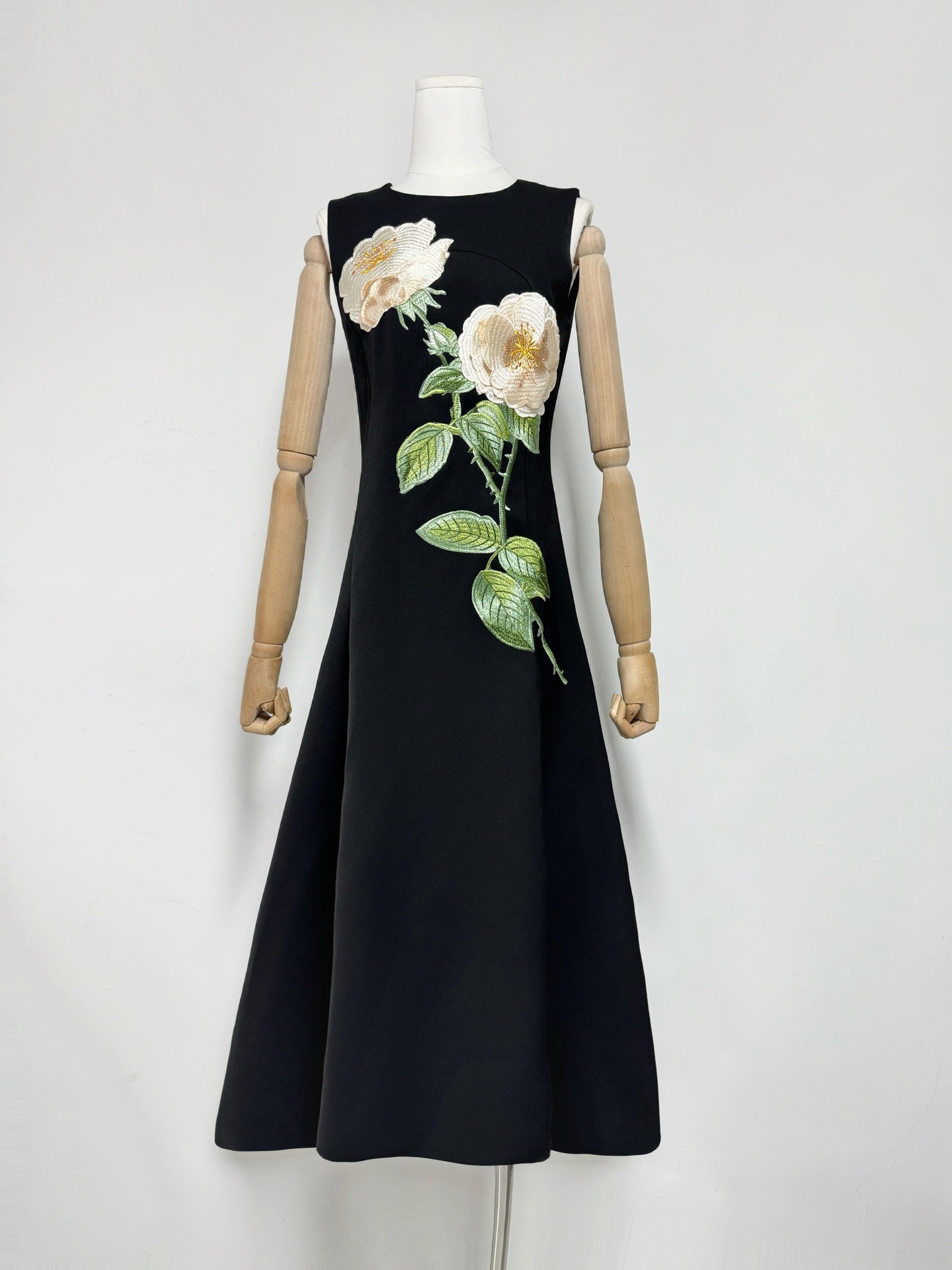 Floral Print Embellished Sleeveless Midi Dress in Black