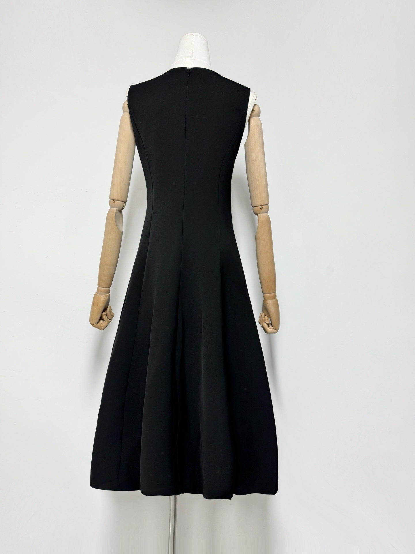 Floral Print Embellished Sleeveless Midi Dress in Black