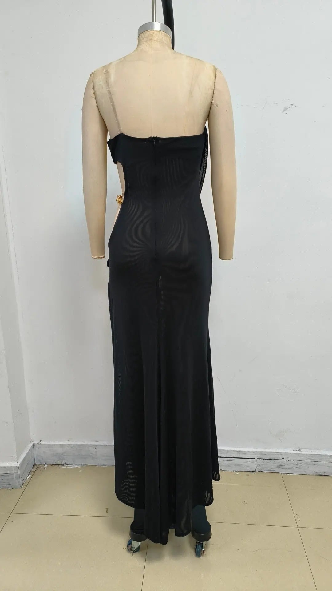 One-Shoulder Metal Chain Decoration Maxi Dress in Black