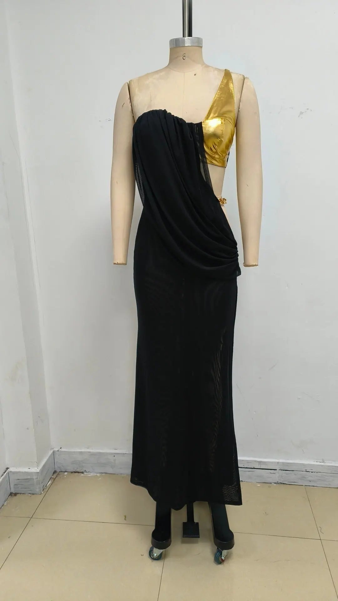 One-Shoulder Metal Chain Decoration Maxi Dress in Black
